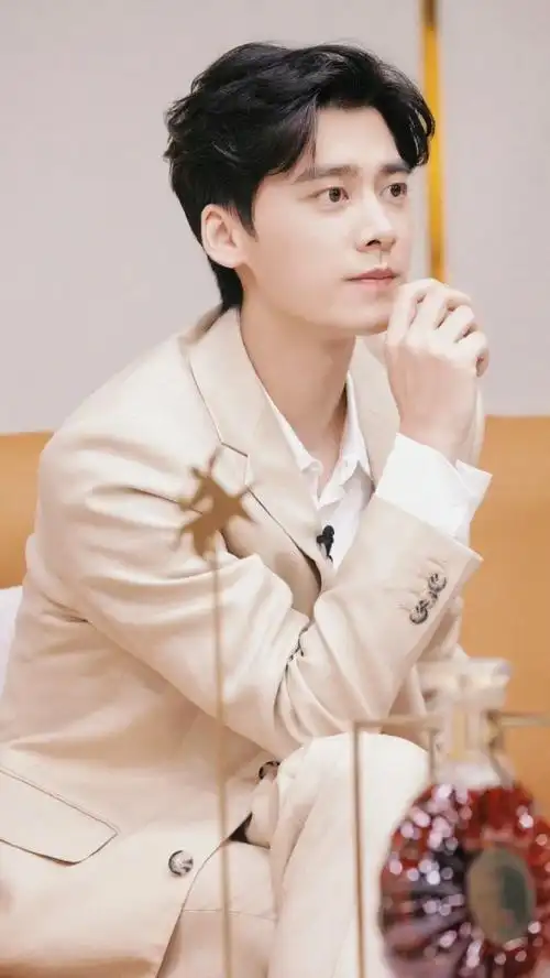 李易峰香槟色西装造型#李易峰参加活动的照片释出~身穿香槟色西装