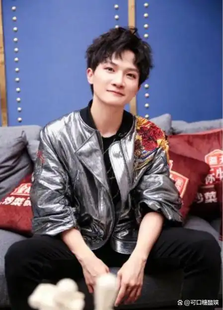 由于家庭条件的限制,周深的营养不良,导致他身高不高,相比其他男生1米