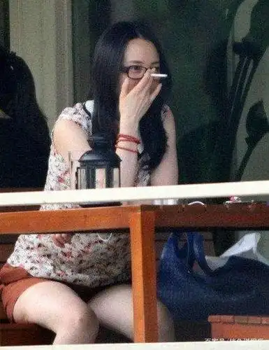 女明星私下也抽烟,周迅尽显可爱,马伊琍豪爽,而她的姿势很撩人