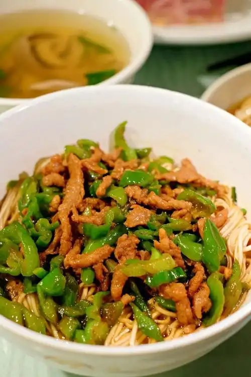 花园茶楼的青椒肉丝拌面