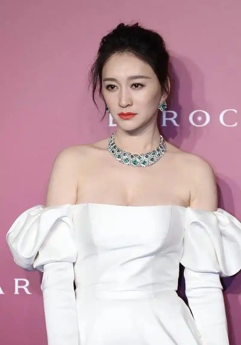 李小冉身材有多丰满?大号抹胸裙差点被"撑爆",46岁仍性感撩人.