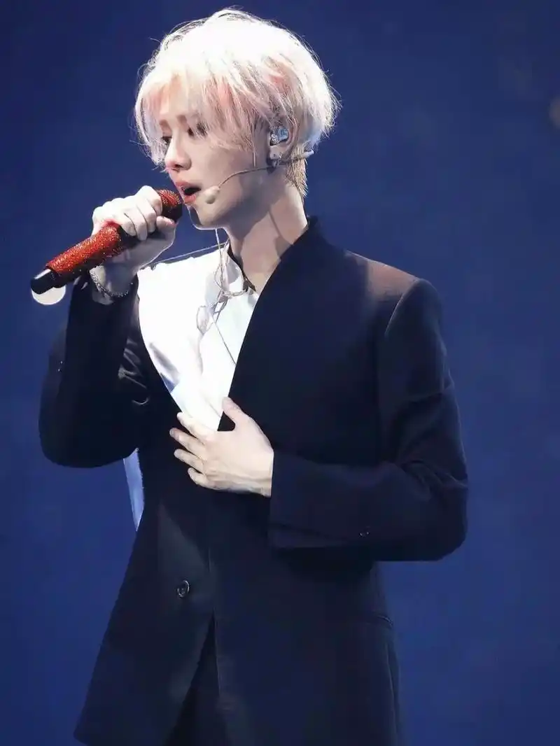 鹿晗2023巡演的发色也太炸太帅啦叭～显眼包哇爱了99 #鹿 - 抖音