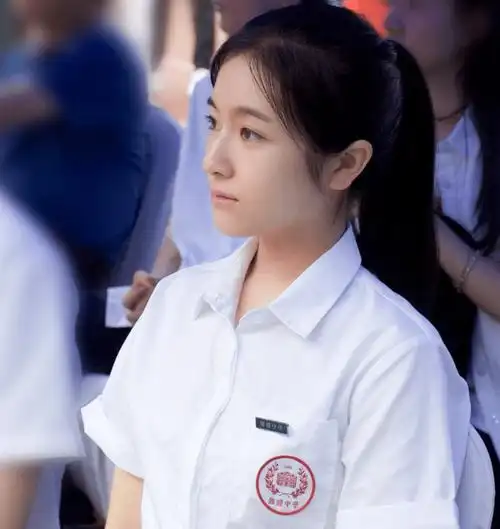 在路透中李兰迪穿着高中生的校服,而且又是高马尾的造型,整个人看起来