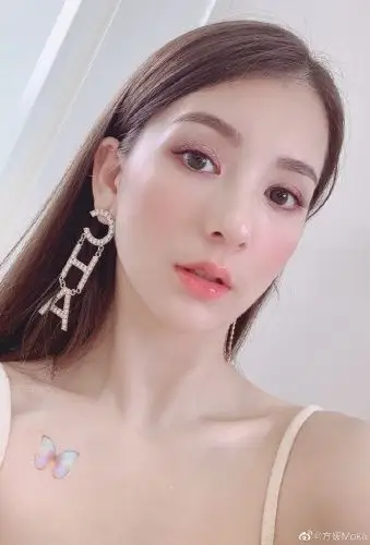 7月16日,郭富城娇妻方媛通过个人社交账号晒出一组自拍美照.