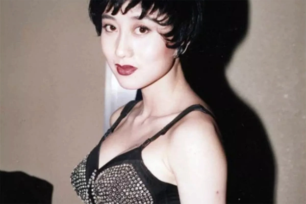 利智年轻时的照片身材有多好胸大到礼服都要蹦出来