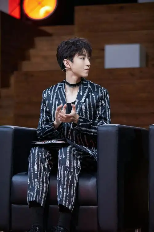 [消息]王俊凯《我们的乐队》剧照公开 西装造型衬托英气少年感