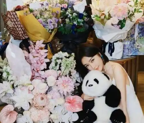 秦岚的44岁生日,她在个人社交媒体上发布了一组庆生美照,并附上了以下