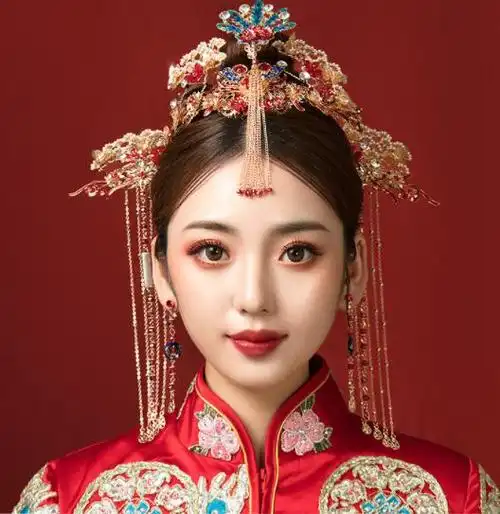 在秀禾服新娘盘发中,经常见到的就是无刘海的高盘发了,这样会很凸显