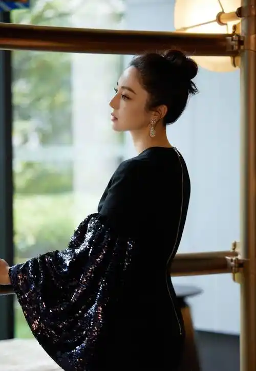 董璇一袭深v修身亮片裙勾勒出完美身材,时尚撩人_高云翔_是一种_侵权