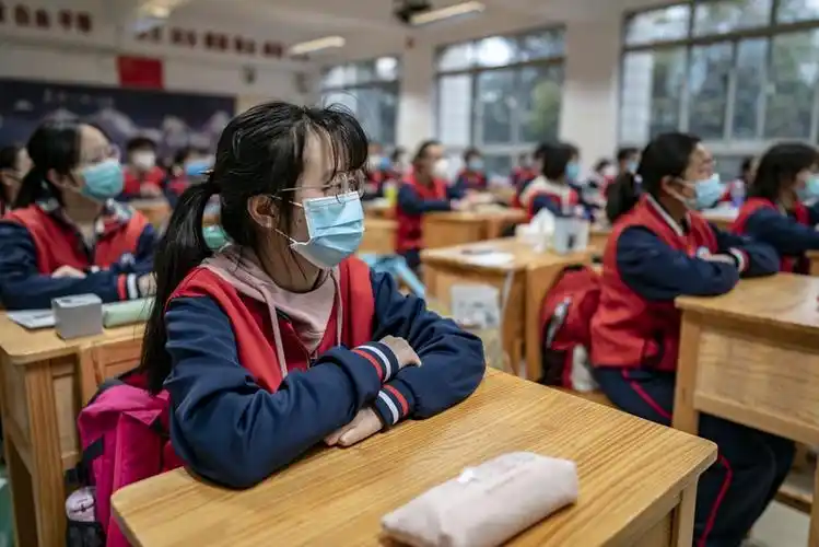 3月23日,昆明市第一中学高三年级学生在教室上课.