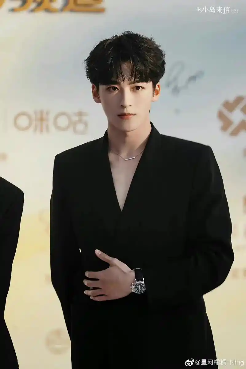 又秀肌肉啦.#何洛洛徐一宁 #185大帅哥 #金鸡百花电影节 - 抖音