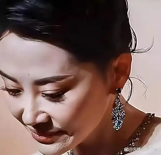 54岁许晴活动生图流出!皮肤白皙满脸皱纹似大妈,微笑时褶皱明显