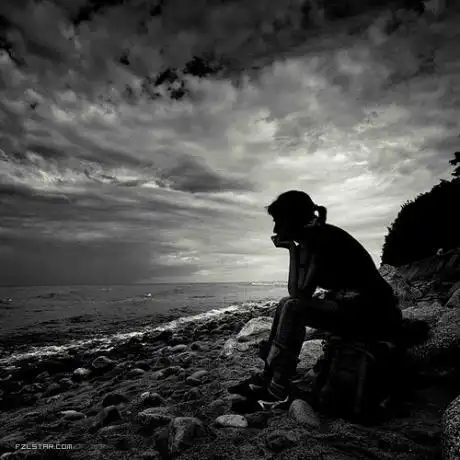 雨雾迷梦,暮色堆积,到处都是灰蒙蒙一片,身心俱碎.