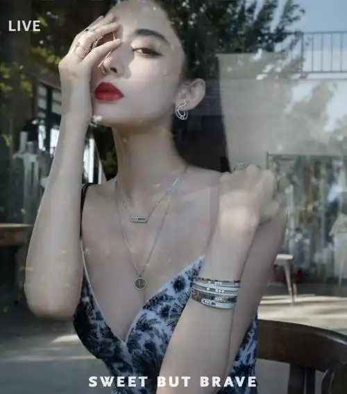 近日,内地影视女演员,时尚模特古力娜扎的一组夜色泳照在网络上引起了