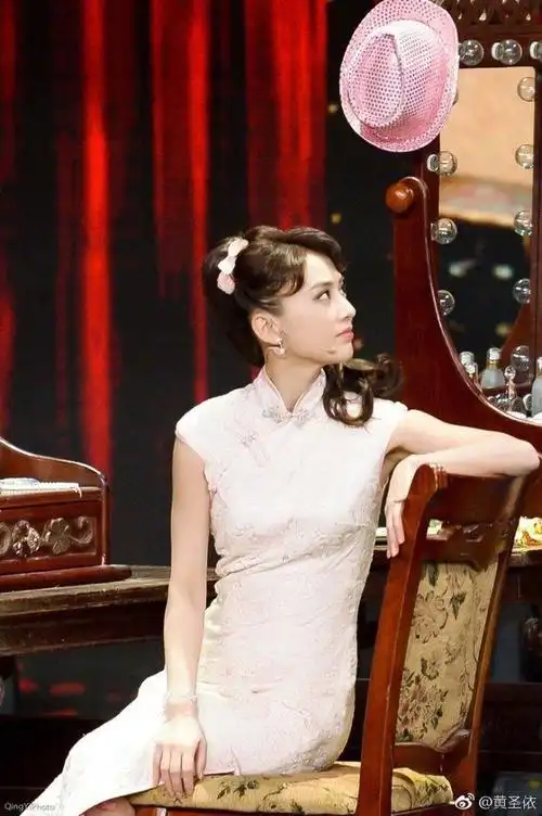 之前章子怡怒怼的是小鲜肉郑爽,批评她不走心,还爱笑场,这次章子怡又