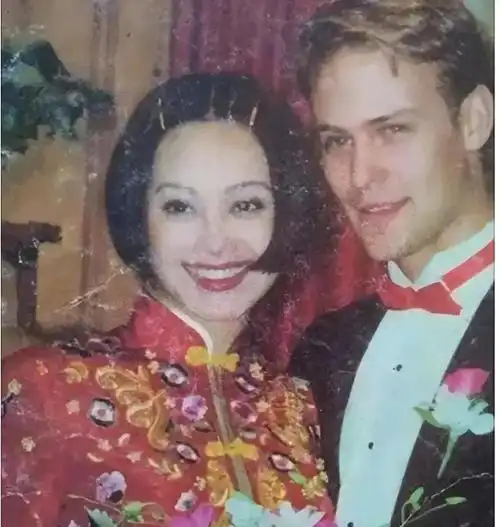 回顾全裸拍戏诱惑外籍男演员知三当三包养小鲜肉结婚也不老实