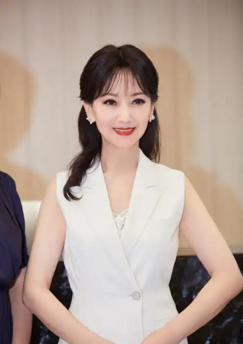 67岁赵雅芝晒美照,穿西装尽显温婉,不愧是"最美白素贞"__凤凰网