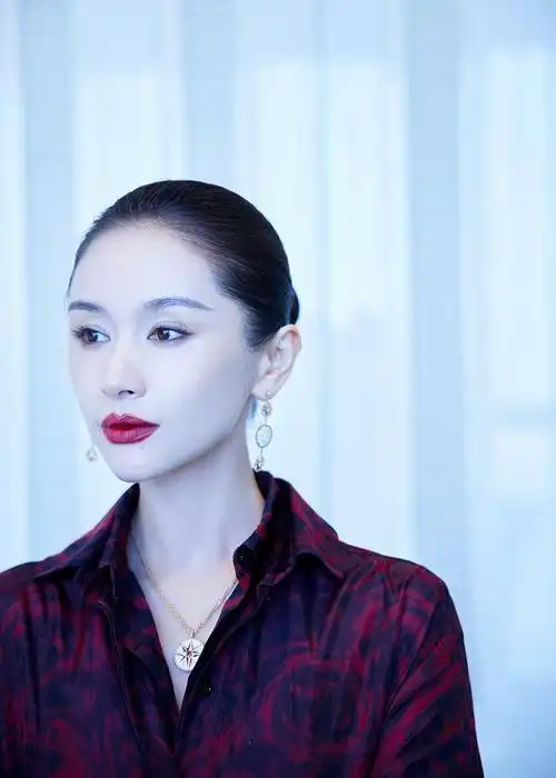 2021年7月24日,成都,王子文亮相"克里斯汀·迪奥,梦之设计师"展览揭幕