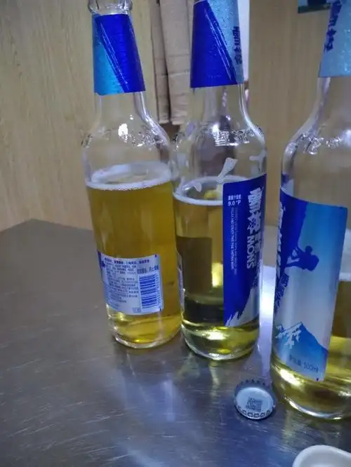 雪花啤酒,两瓶不一样颜色,右边这个有点酸,难喝