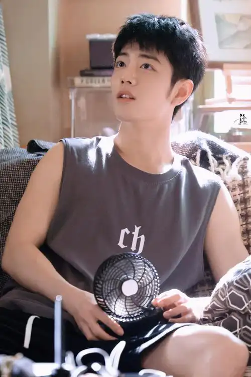 背心,短裤,腿毛,黑框眼镜.要素太多.#肖战