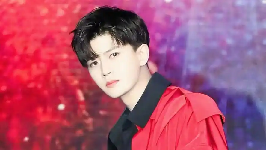 春风起,春风十里,万千嘉人期待任嘉伦与君初相识,期待闪光的你