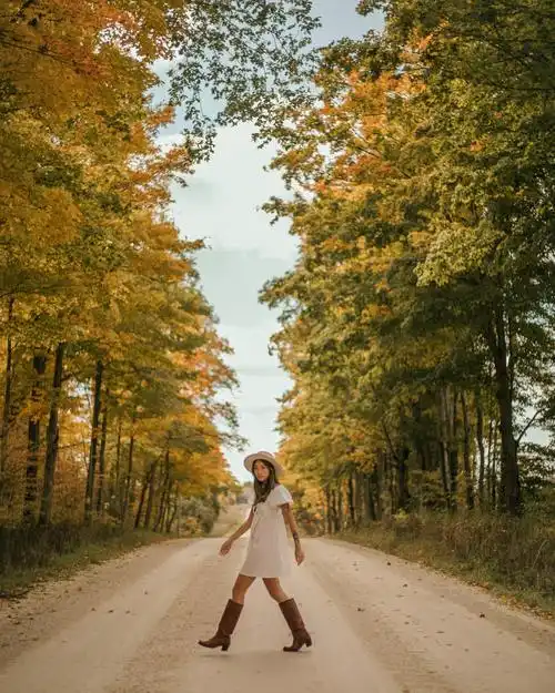 女人走路的图片