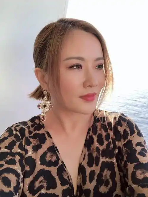 香港知名女星成功吸粉近90万,当带货主播人气急升_张文慈_直播_内地