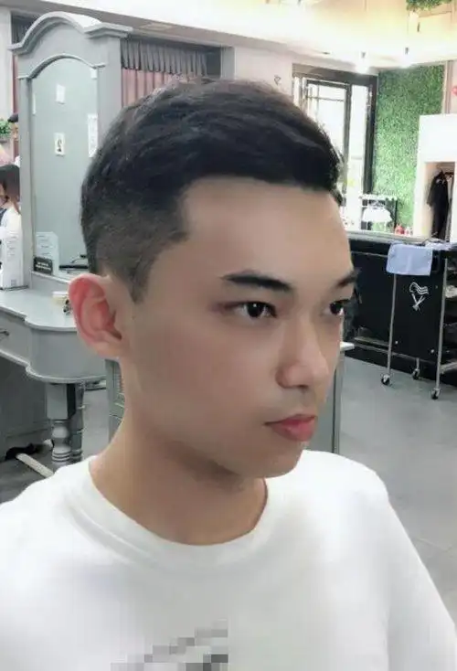 长脸男生短头发无刘海发型