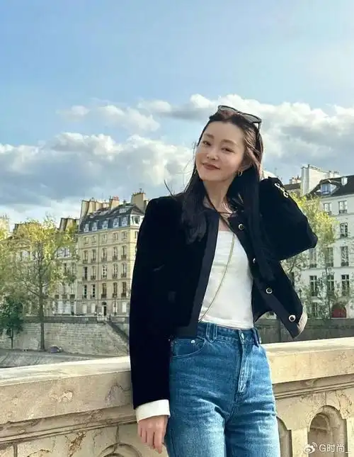 宋轶带火了"简约显贵"穿搭:黑色短外套 牛仔裤,高级又洋气