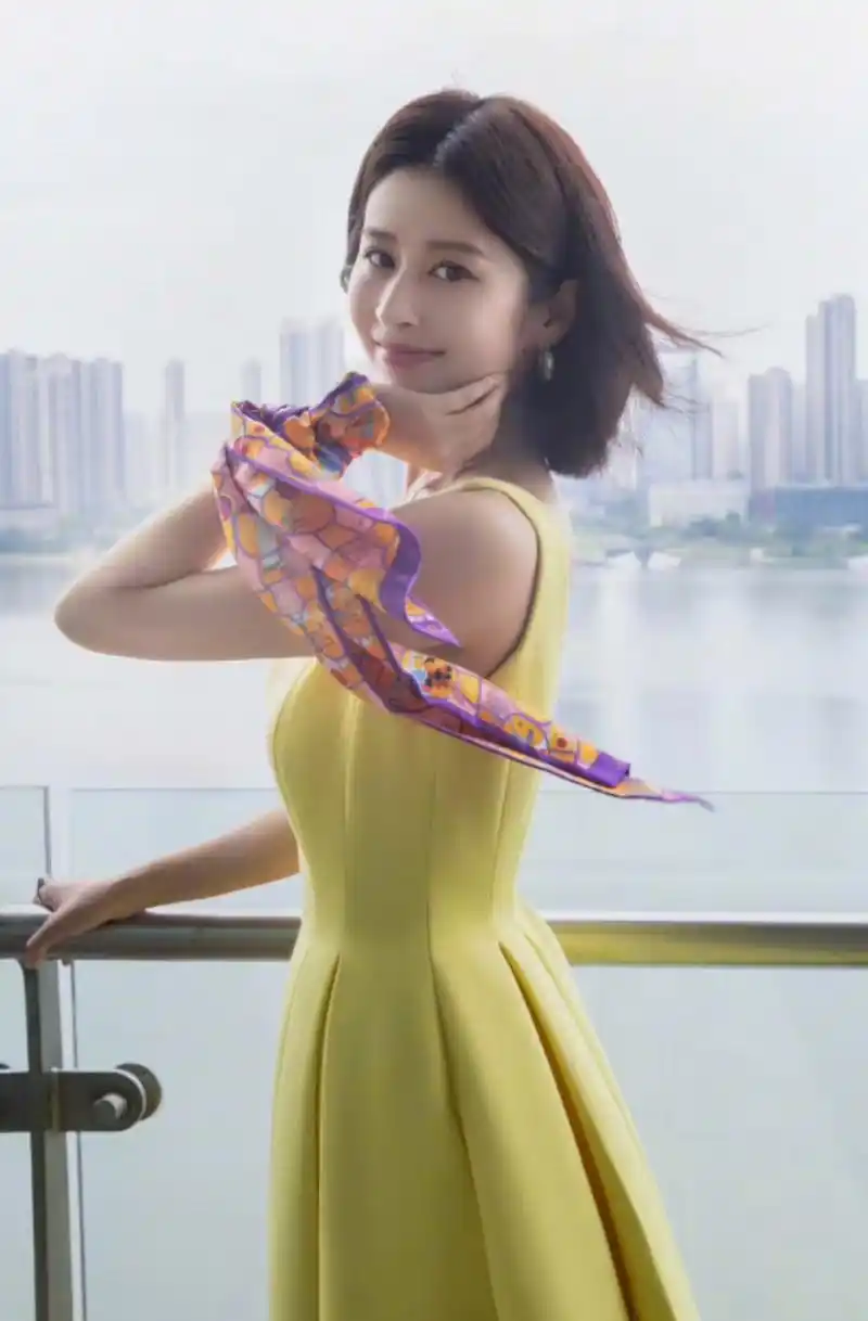 颖儿常年减肥确实上镜好看,穿一袭明黄礼服亮相活动,走在大厅里就是