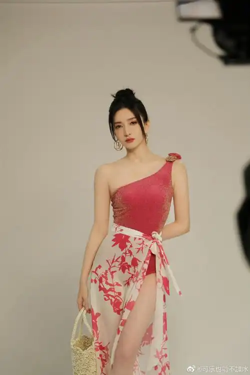 江疏影晒火龙果泳装照