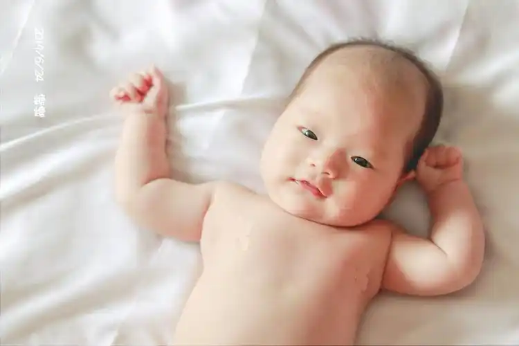 摄影教程如何在家里给刚满月的小baby拍出生动可爱的人像