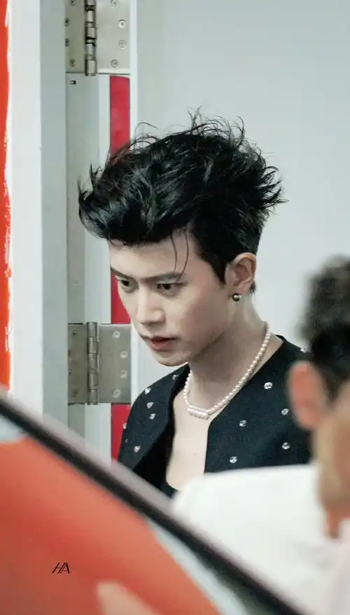 任嘉伦今日品牌活动上班  背头造型真的好野好帅!期待今晚出场