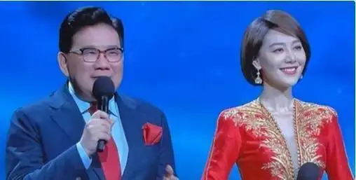 大家猜,王冠虽然现在还是一个人,但说不定她就是在等曹可凡呢.