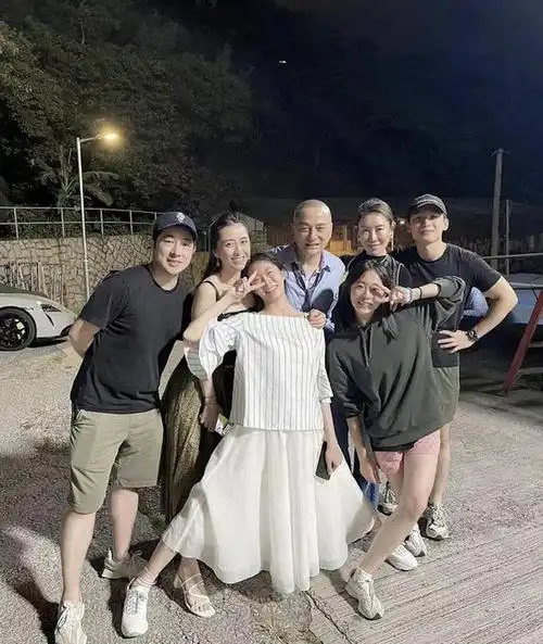 汤镇业前妻为孪生子庆生母子仨合照像姐弟汤镇业也回香港庆祝