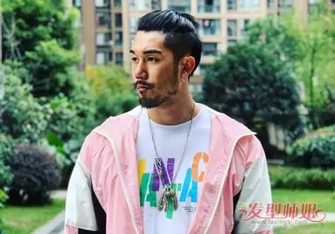 男士露额半扎马尾辫发型一脸大胡子的男生走得是成熟型男范儿,男生将