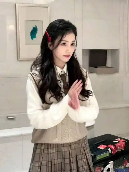 白鹿晒学院风写真大胆怼脸拍 清新甜美元气十足