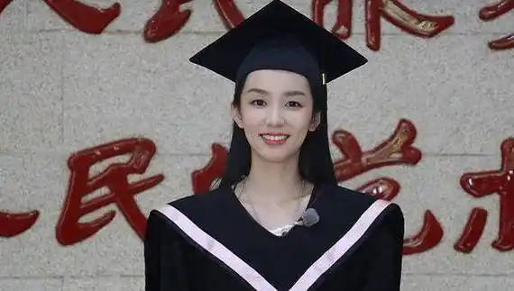 关晓彤,周也北电补拍毕业照,身着学士服,青春靓丽迷人_低调_照片_外貌