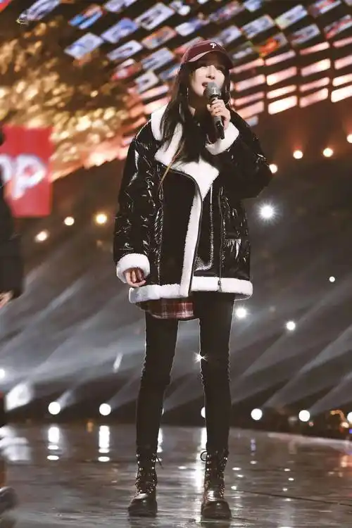 杨幂又带火了"卫衣 马丁靴"!巨巨巨显瘦,照着穿美爆了!