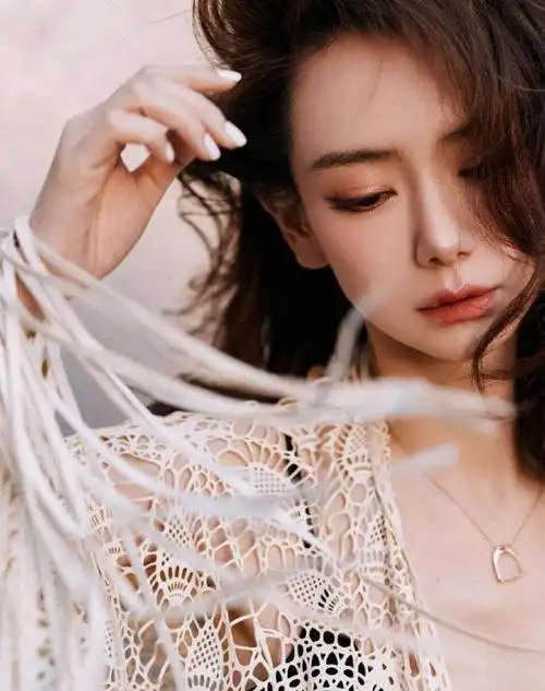 戚薇最新春日写真展现悠然格调