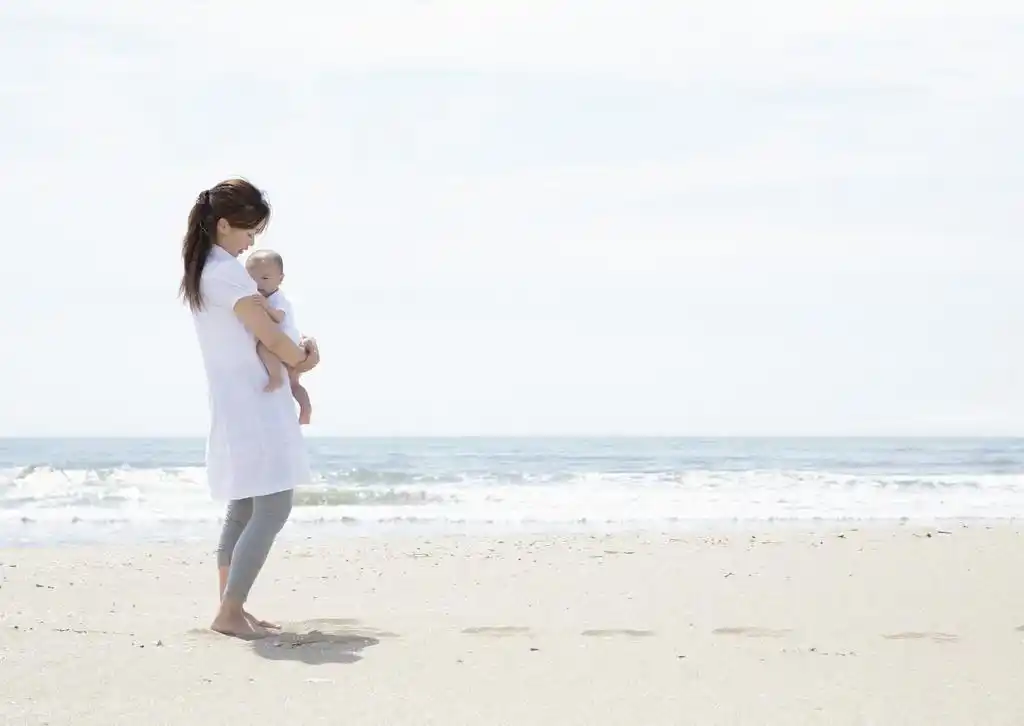 电脑壁纸 矢量 其他矢量 可爱宝宝与父母去海边