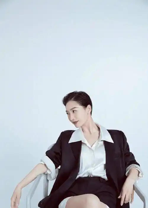 陵容"出镜,穿黑色西装配10厘米高跟鞋,秀长腿好霸气_衬衫_时尚_陶昕然