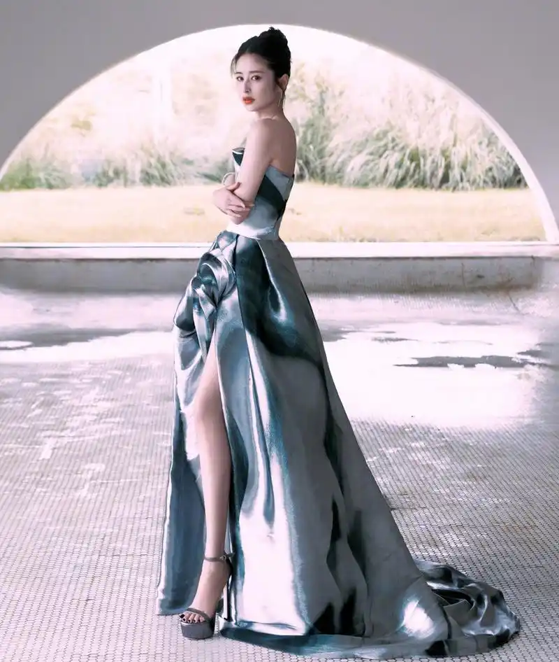 颖儿,蓝色高开叉抹胸长裙,高跟鞋超显大长腿,性感优雅!