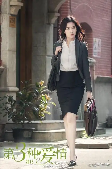 明星穿搭#刘亦菲《第三种爱情》里的穿搭,职场中以黑白灰,剪裁得体的