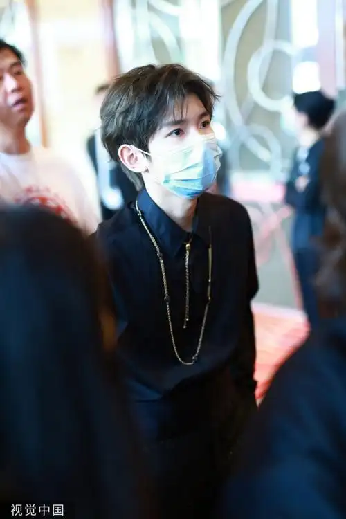 王源上影节金链黑衬衫##上海电影节红毯