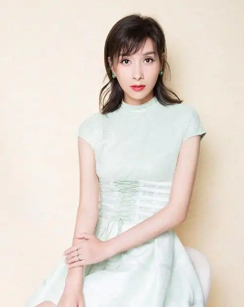 杨恭如写真照,眼神无比清丽透彻,姿态优雅,美若芭比!