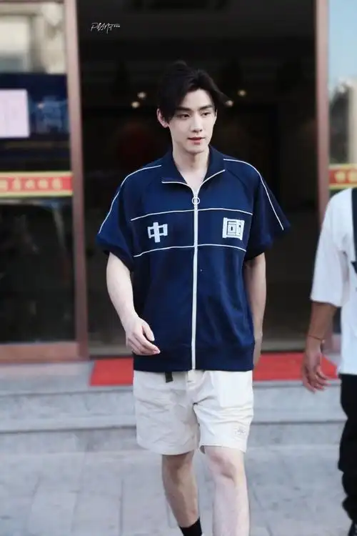 任豪今日上班饭拍 短袖短裤造型好清爽!