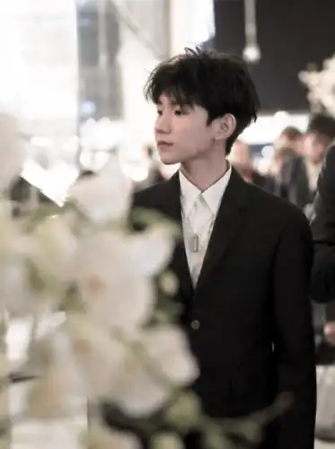 王源全新杂志刊首发特色部位吸粉无数这亮相频率也太高了吧