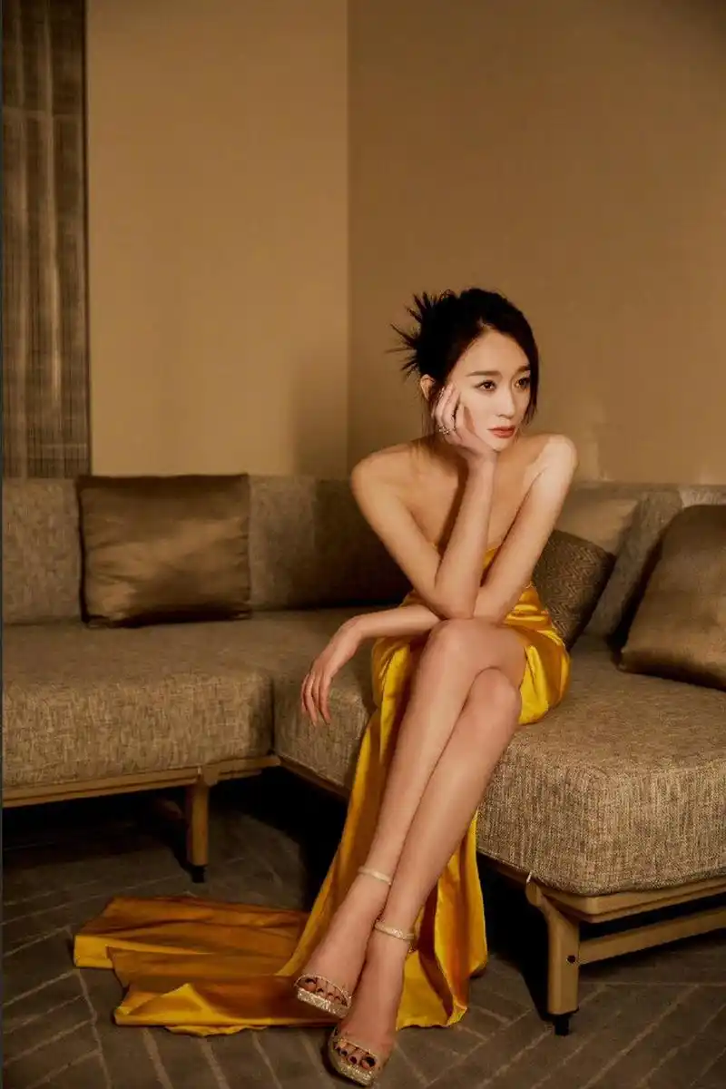 李小冉是一位颜值和身材都备受好评的女演员.