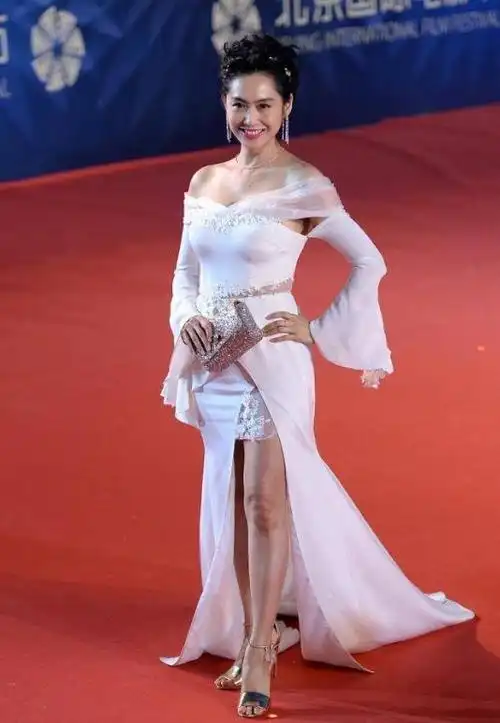 时光荏苒,岁月如梭,如今48岁的朱茵依然散发出令人惊艳的魅力,令人为